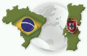 Globo terrestre ao fundo e em primeiro plano o mapa do Brasil com a bandeira e o mapa de Portugal com sua bandeira.
