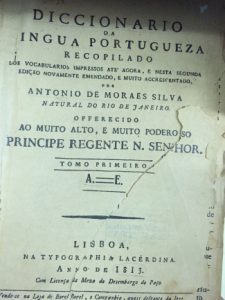 Foto do primeiro dicionário da língua portuguesa